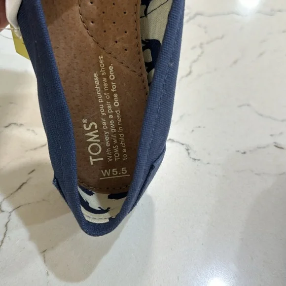 Tom’s Slip On Sneakers - Picture 6 of 6